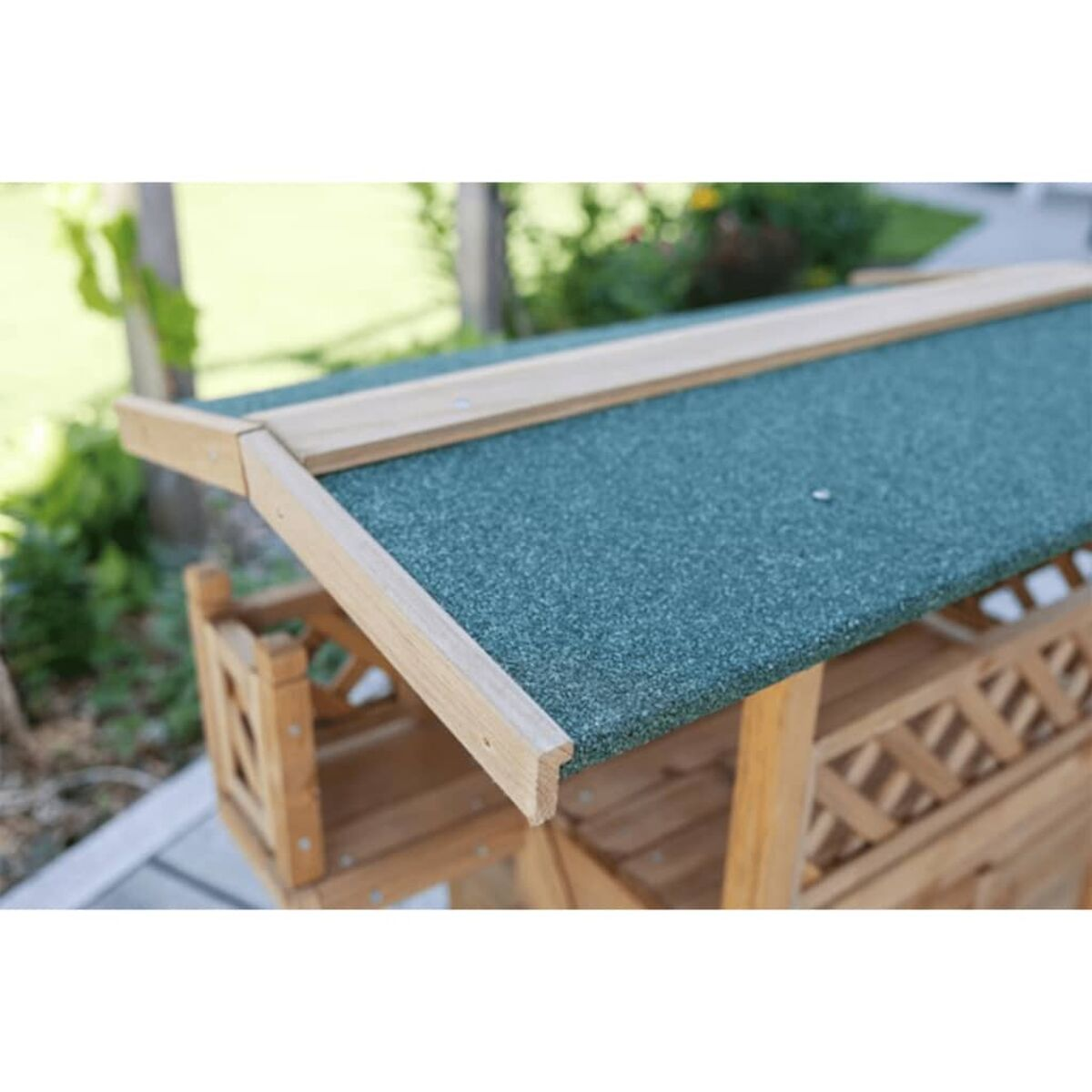 Tetto della cuccia in legno. Tetto verde con cornice in legno.