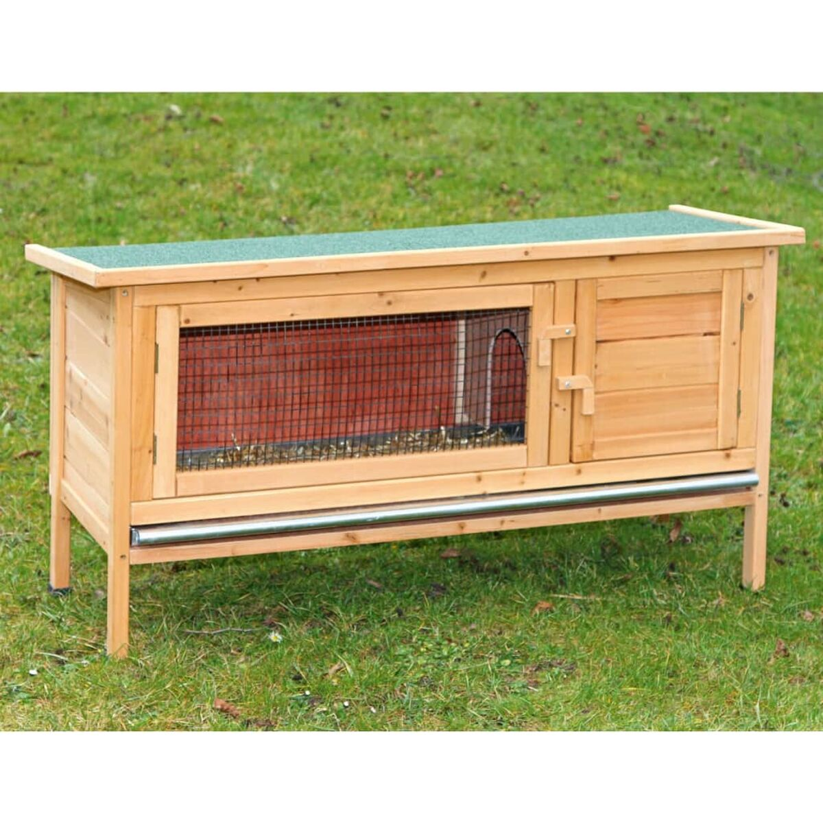 Holz-Kaninchenstall mit Drahtgittertür und grünem Dach.