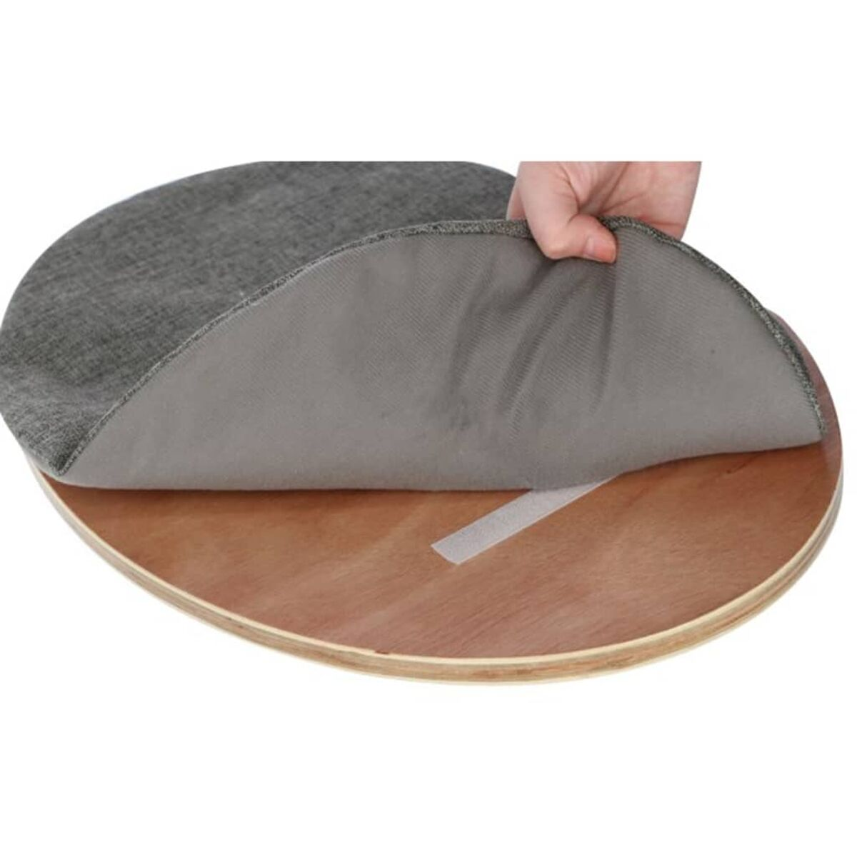 Ein graues Katzenbett mit Holzsockel. Eine Hand hebt die Oberseite des Bettes an, um das Innere zu zeigen.
