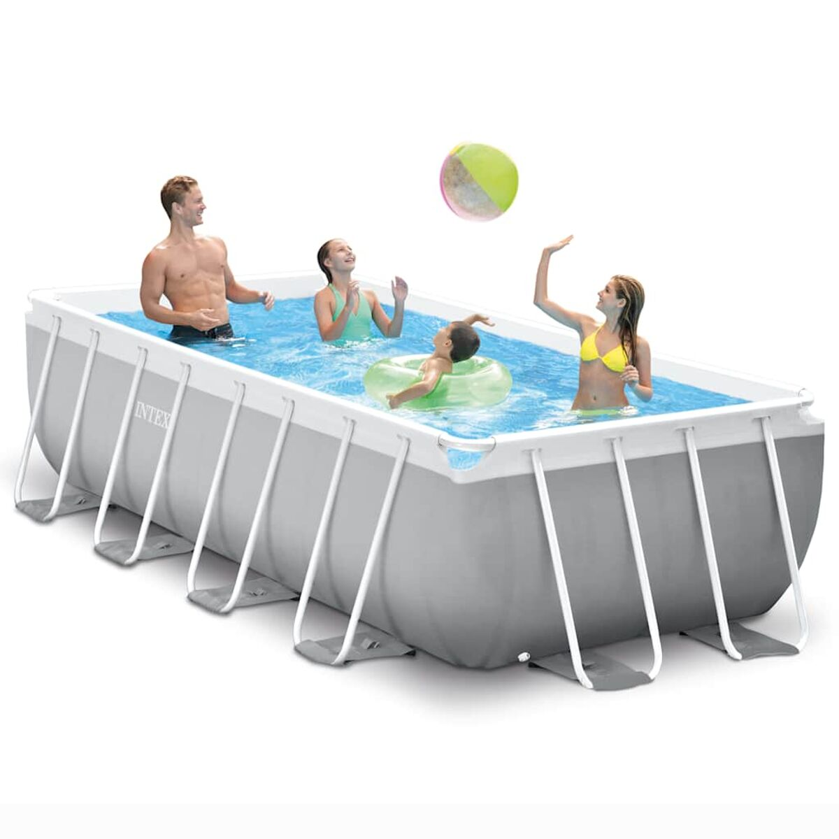 Vier Personen spielen in einem grauen rechteckigen Pool mit einem Ball. Draußen.