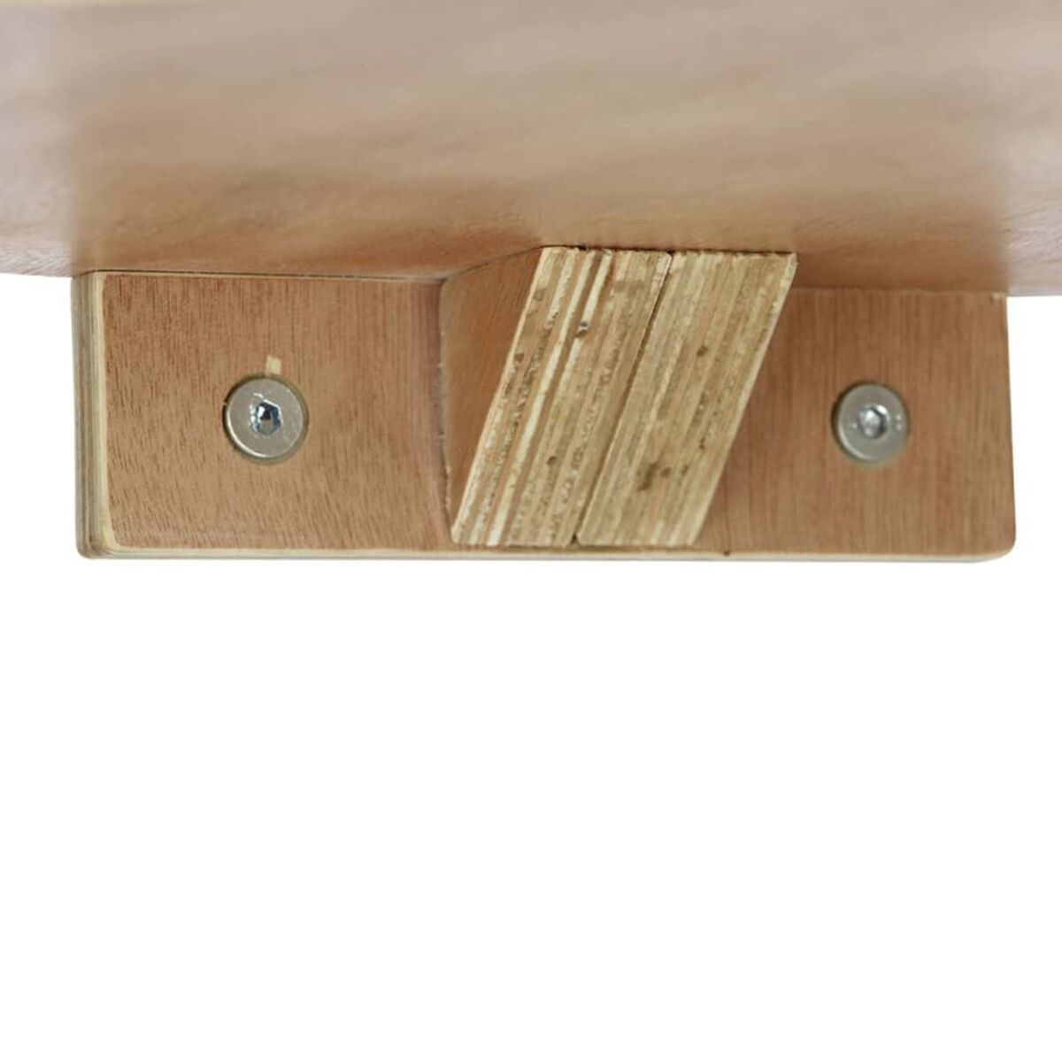 Nahaufnahme einer Holzkonstruktion, bei der zwei Schrauben sichtbar sind.