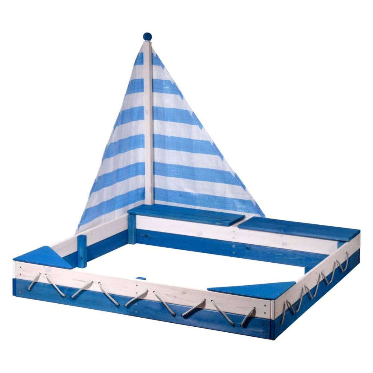 Sandkasten in Form eines Bootes mit blau-weiß gestreiftem Segel. Weißer Hintergrund.