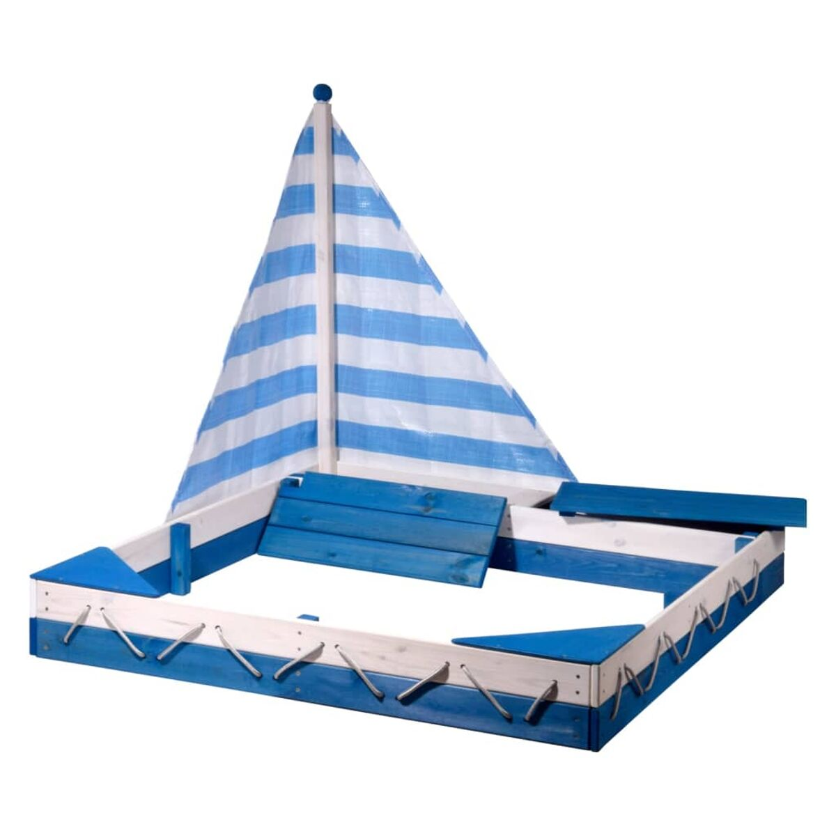 Ein Sandkasten in Form eines Bootes. Er ist blau und weiß mit einem gestreiften Segel.