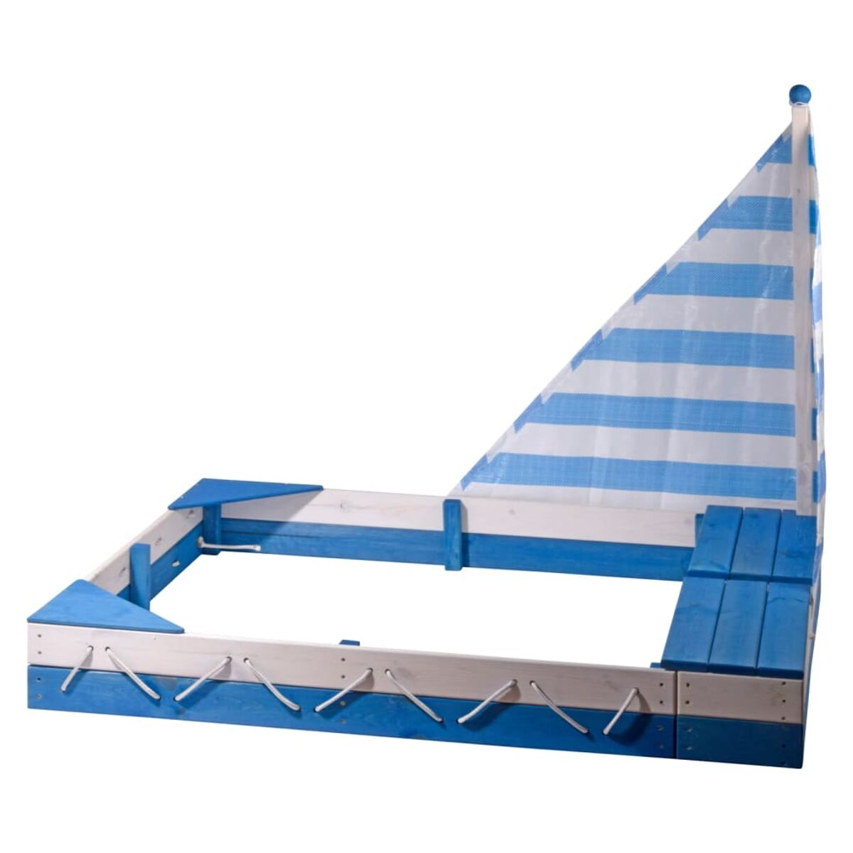 Sandkasten mit blau-weiß gestreiftem Segel und blauen Rändern.
