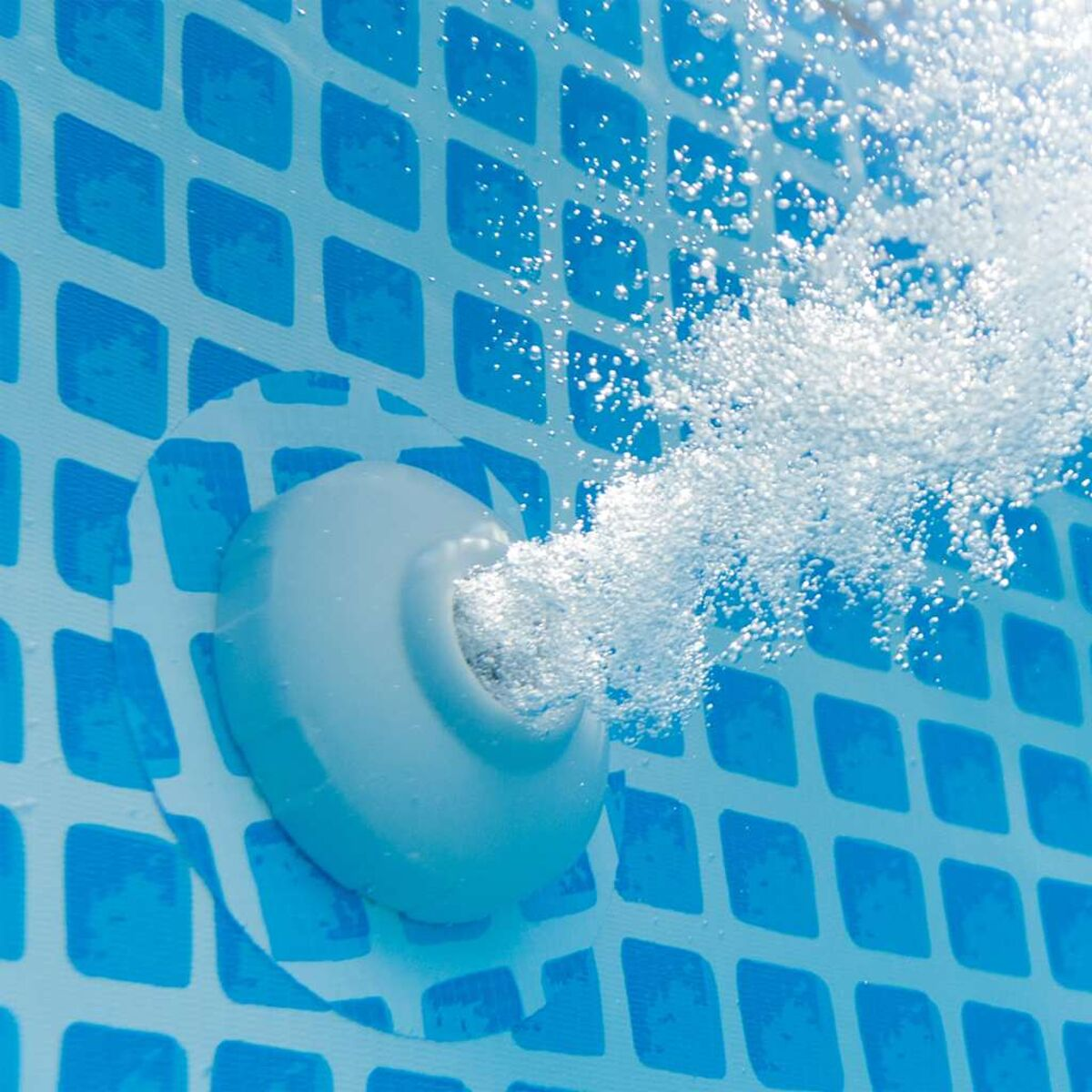 Nahaufnahme eines Pooljets mit Blasen im Wasser.