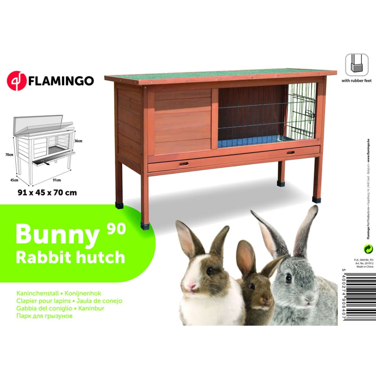 Kaninchenstall mit Kaninchen auf weißem Hintergrund. Der Stall ist aus Holz mit Drahttür.