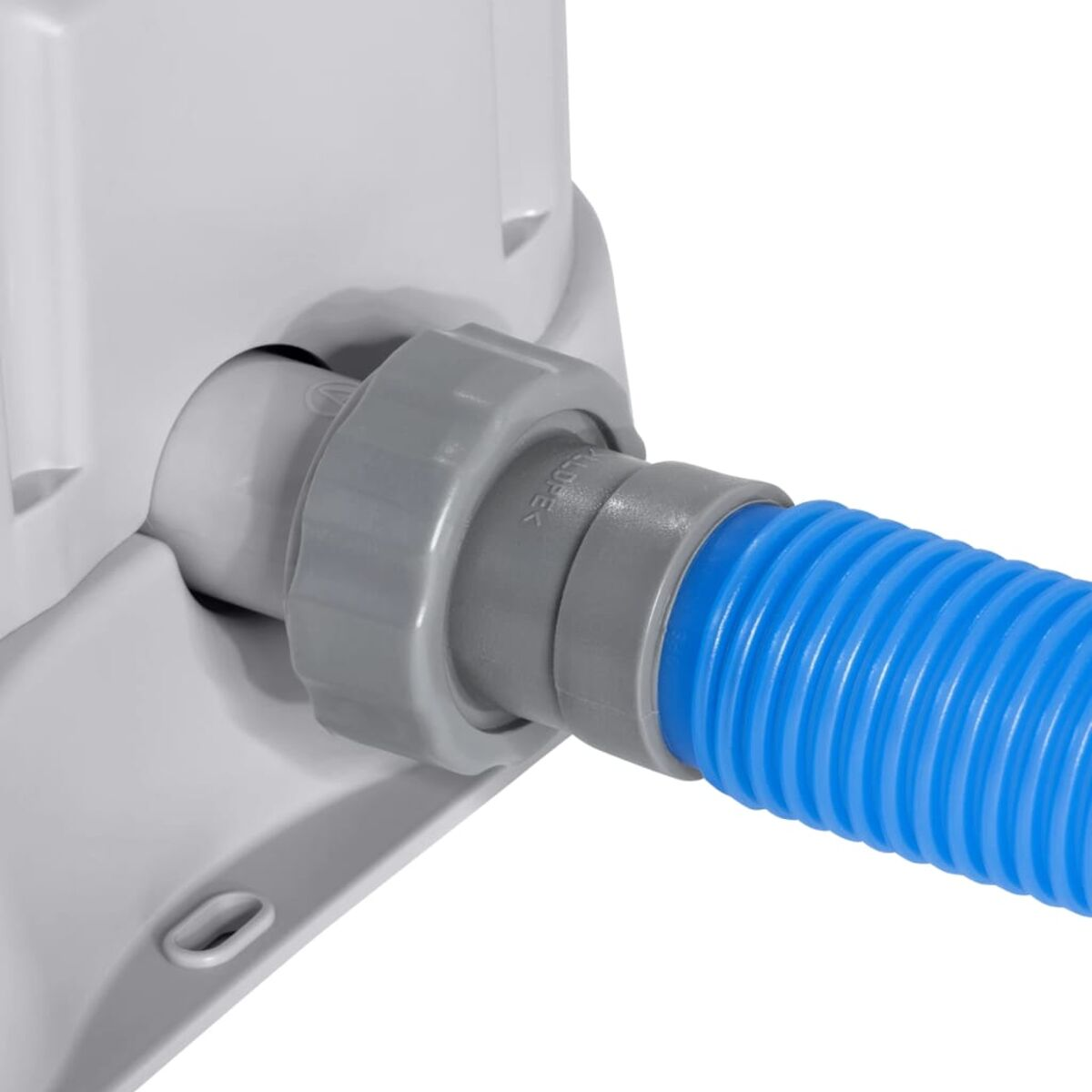 Eine Nahaufnahme eines Wasserpumpenanschlusses. Ein grauer Kuppler ist mit einem blauen Schlauch verbunden.