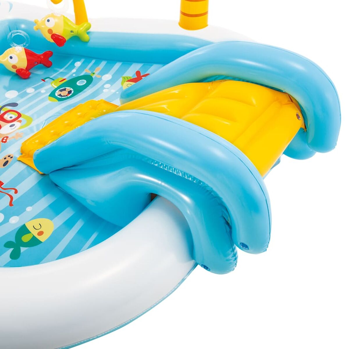 Una piscina gonfiabile colorata per bambini con scivolo e giocattoli a forma di pesce.