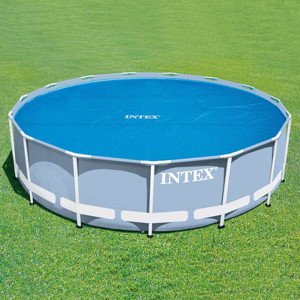 Blaue runde Poolabdeckung auf einem grau-weißen Pool.
