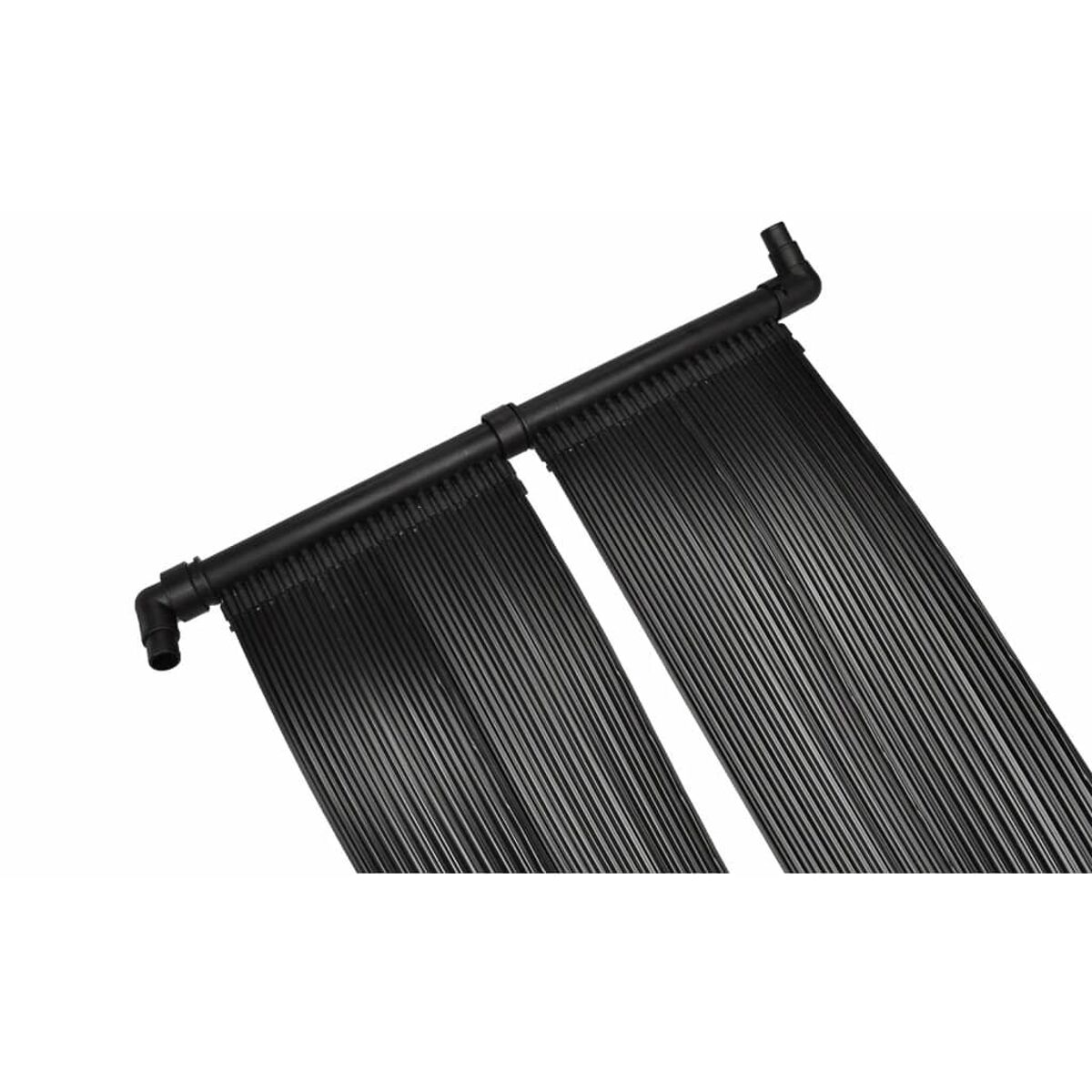 Schwarze Sonnenkollektoren mit mehreren Röhren in T-Form, vor weißem Hintergrund.