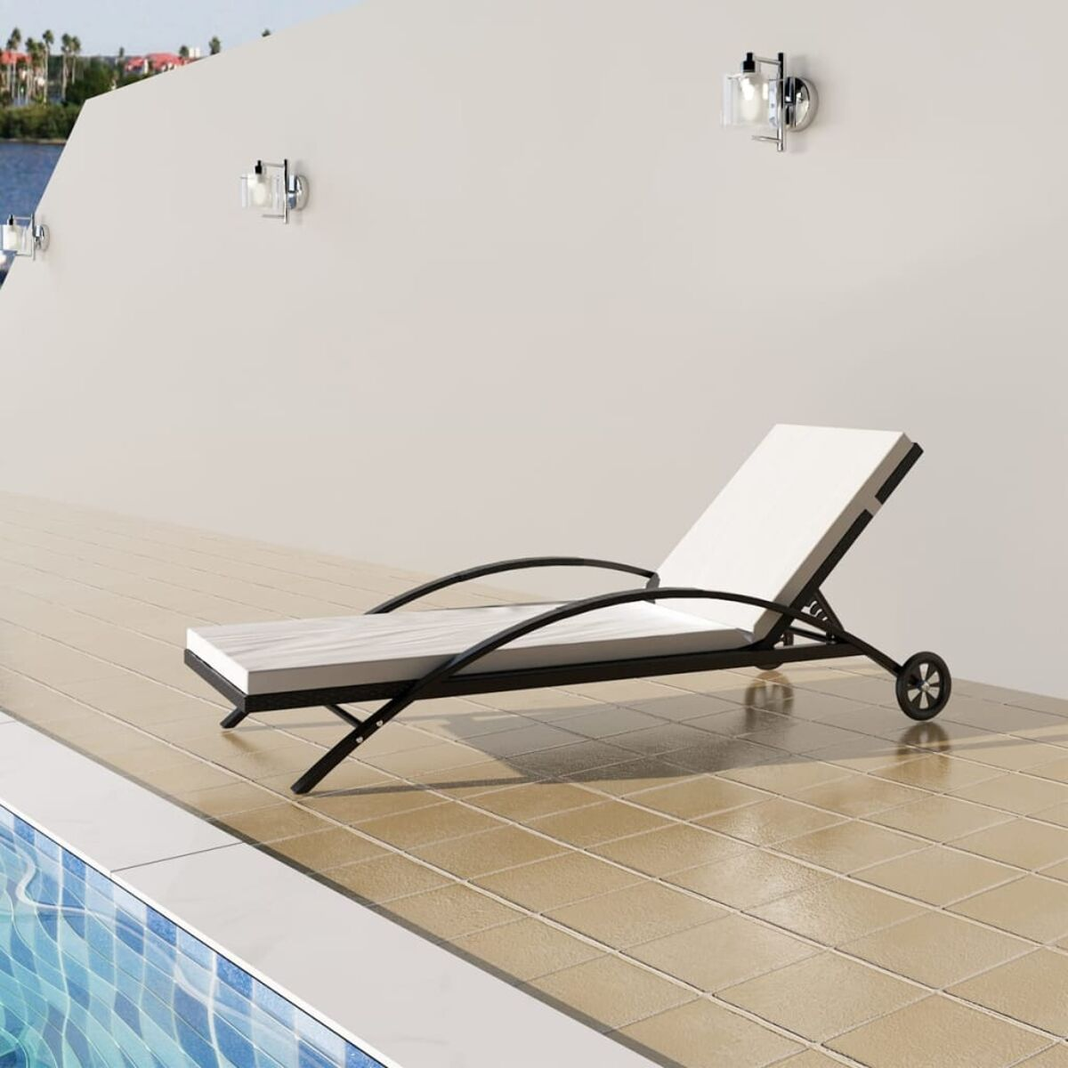 Eine weiße Sonnenliege auf einer Steinterrasse, mit Pool und Wand mit Wandleuchten im Hintergrund.