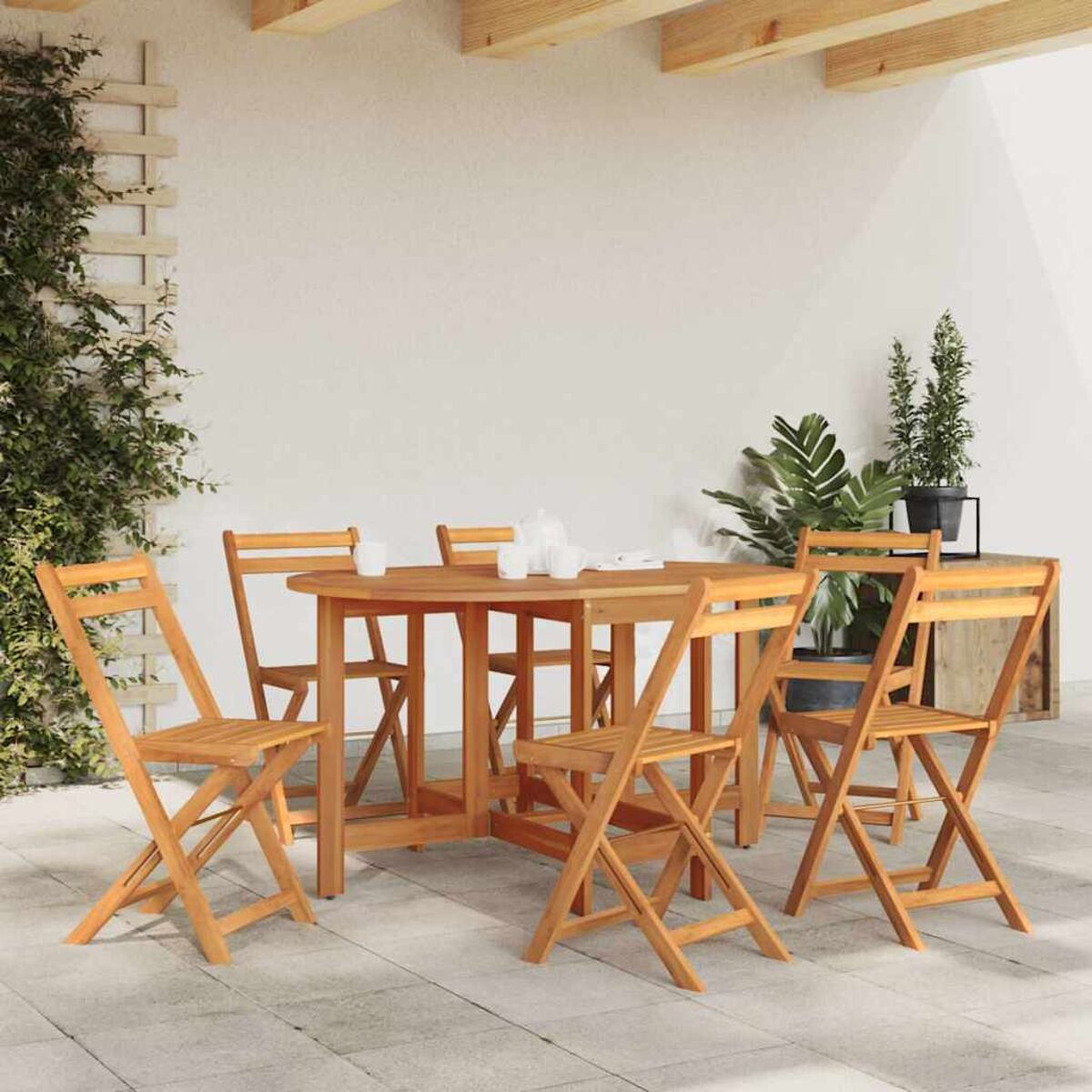 Essgruppe aus Holz im Freien auf einer Terrasse. Beinhaltet einen Tisch und Stühle. Grüne Pflanzen sind vorhanden.