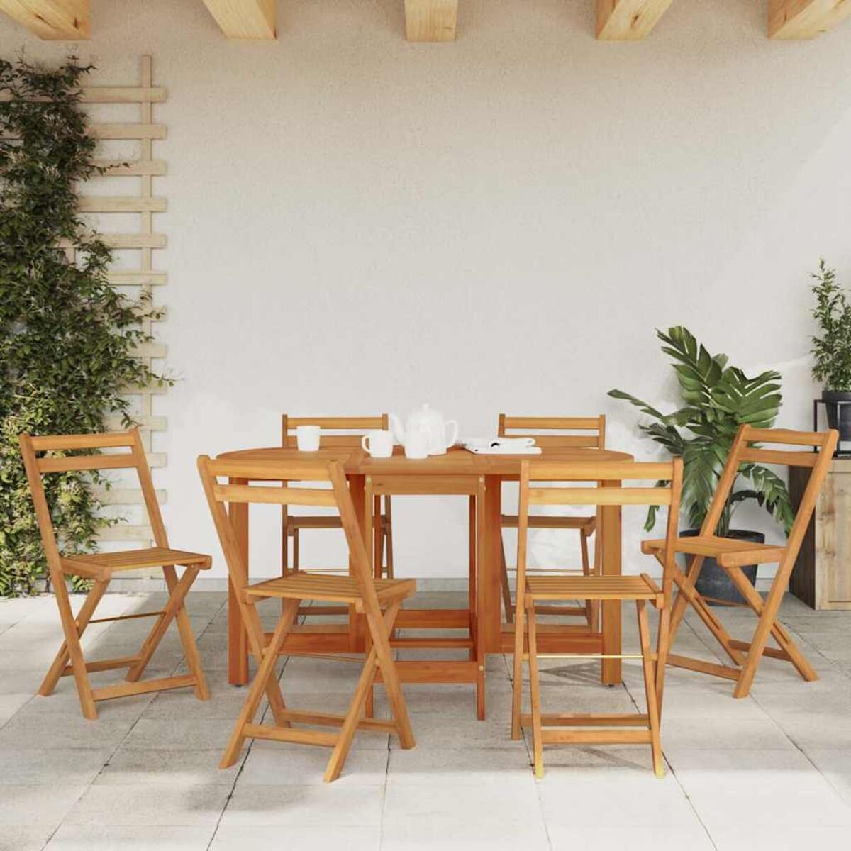 Essgruppe im Freien mit Holzstühlen und Tisch. Auf einer gefliesten Oberfläche aufgestellt.
