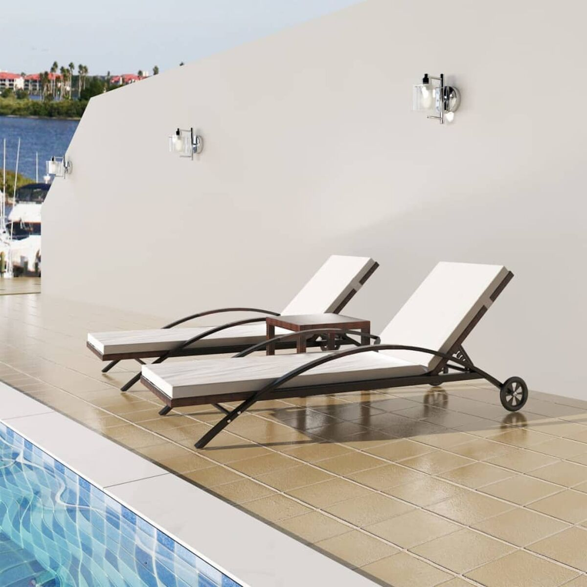 Zwei weiße Liegestühle im Freien mit kleinem Tisch, in der Nähe eines Pools und Wassers.
