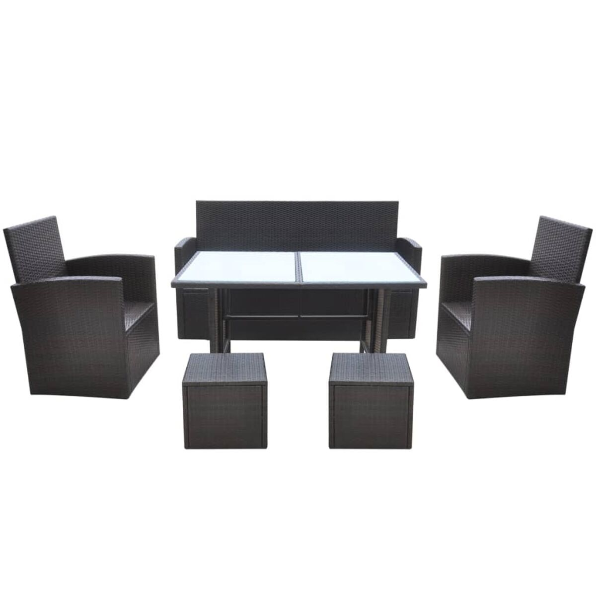 Ein dunkelbraunes Rattan-Sofa, zwei Sessel und zwei kleine Würfeltische, alle auf weißem Hintergrund.