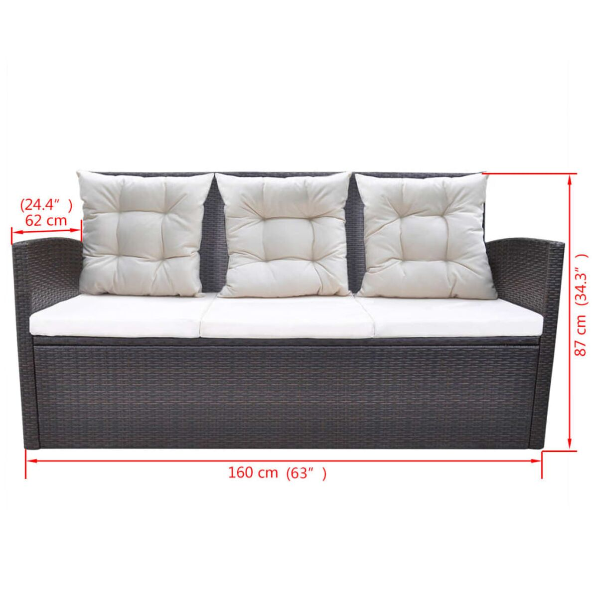 Ein braunes Korbmöbelsofa mit drei Kissen. Abmessungen sind angegeben. Weißer Hintergrund.