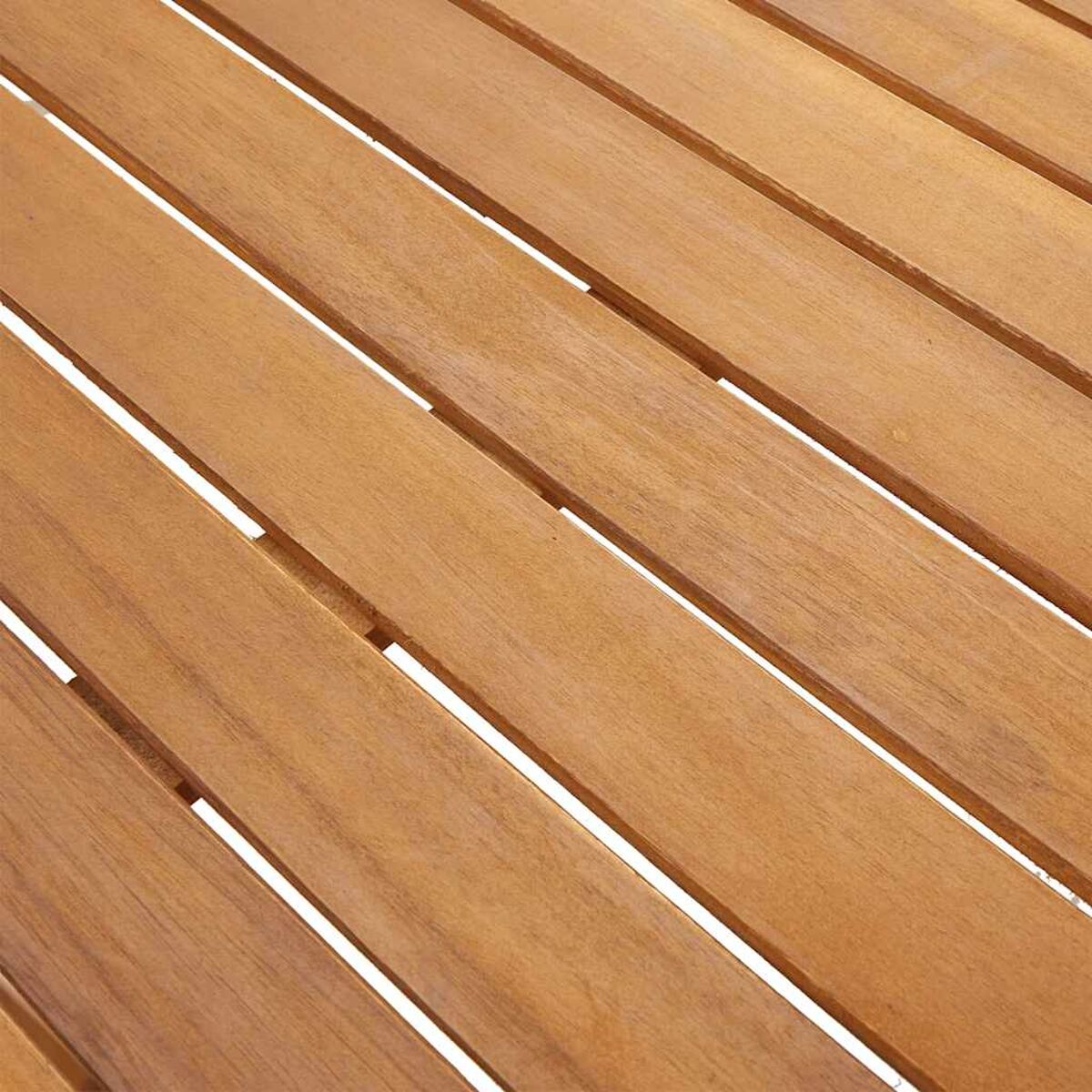 Nahaufnahme einer Tischplatte aus Holz mit parallelen Holzbohlen.