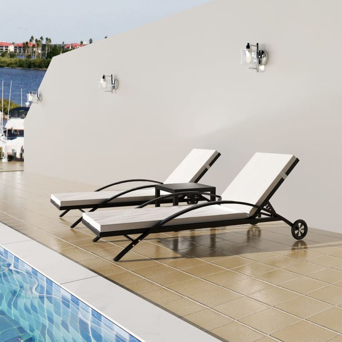 Zwei Liegen an einem Pool mit Lichtern und Seeblick.