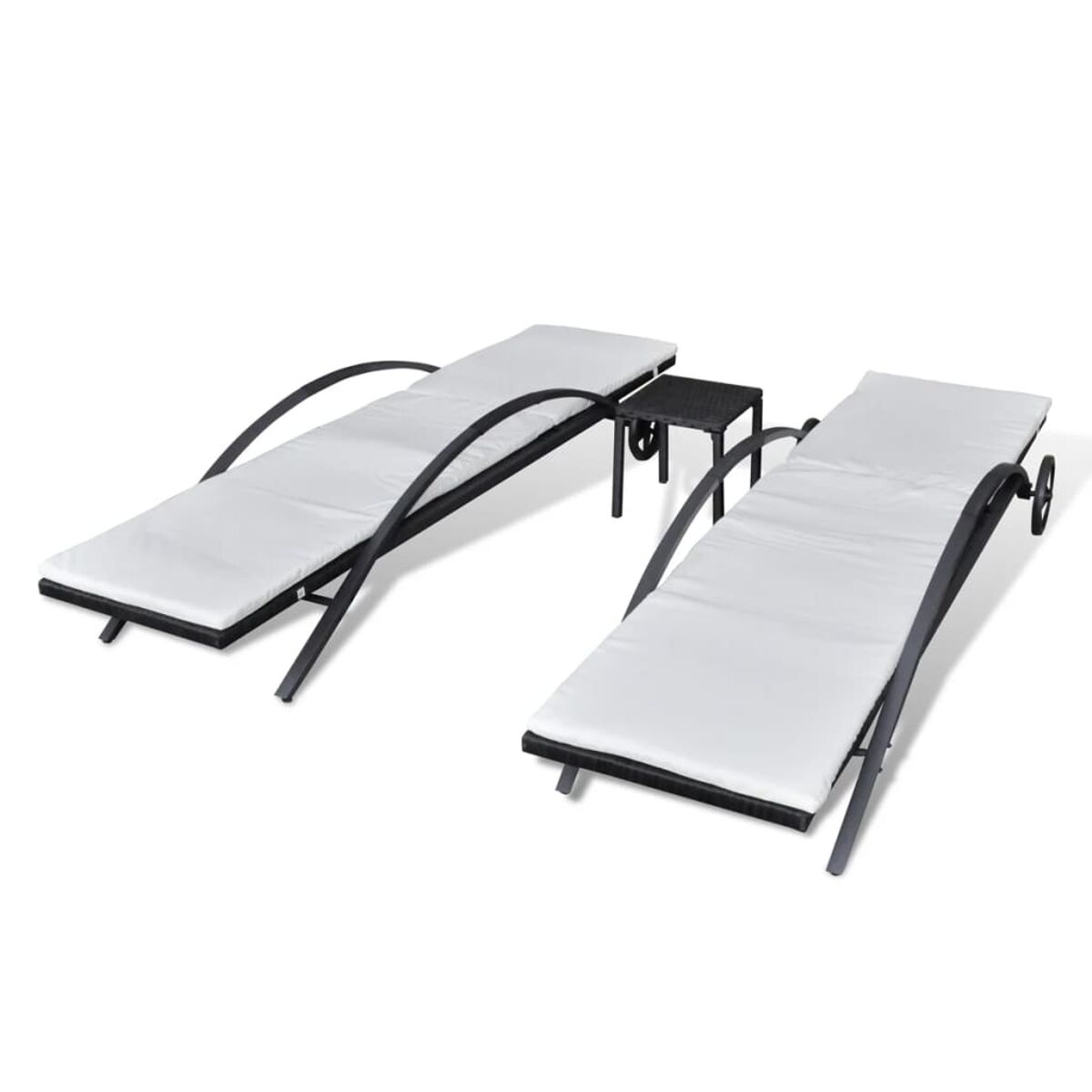 Zwei schwarz-weiße Outdoor-Liegen mit einem kleinen Tisch dazwischen, isoliert auf Weiß.