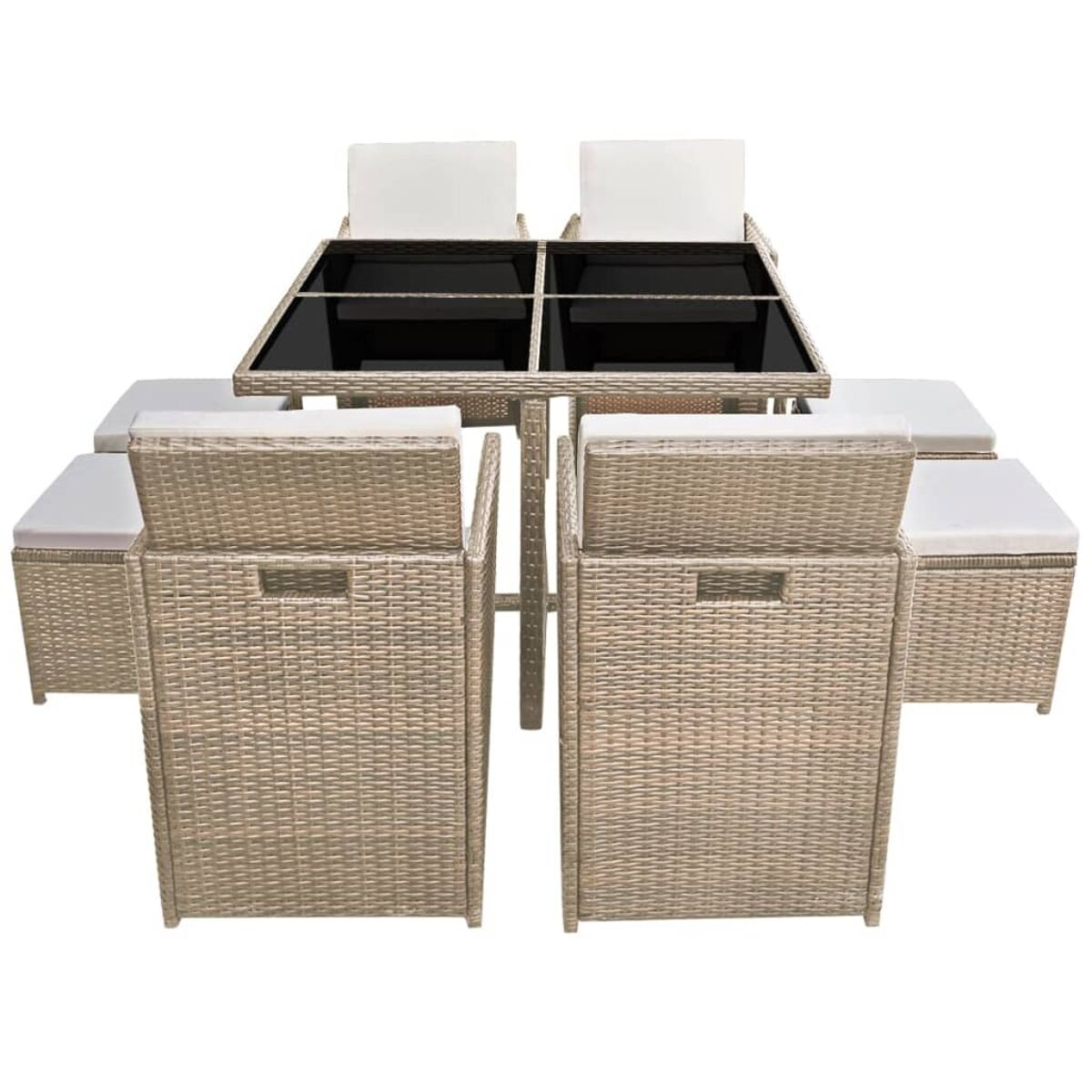 Ess-Set aus Rattan für den Außenbereich mit einem Tisch mit Glasplatte und Stühlen mit weißen Kissen.