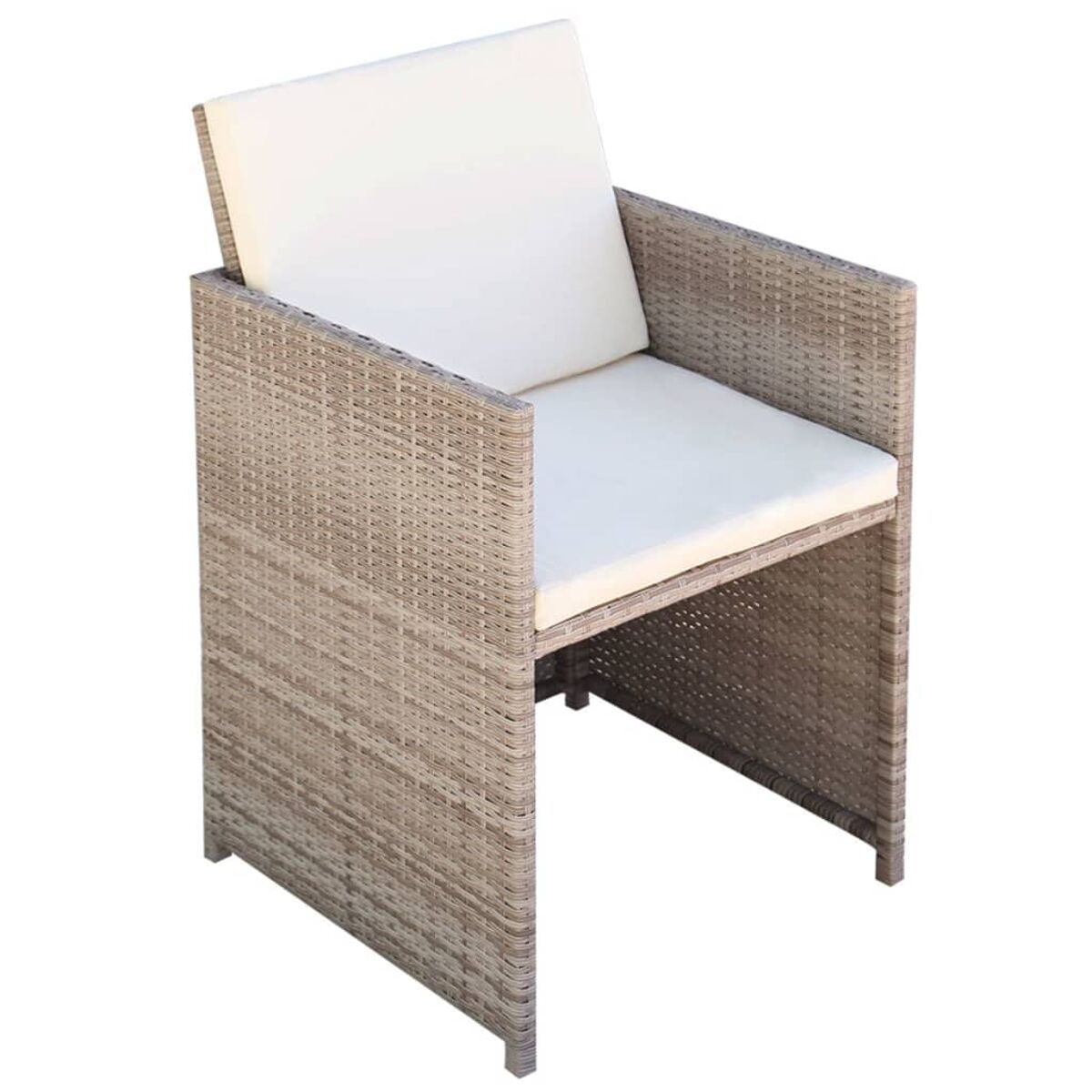 Korbstuhl mit weißem Kissen, vor weißem Hintergrund präsentiert, der Outdoor-Möbeldesign zeigt.