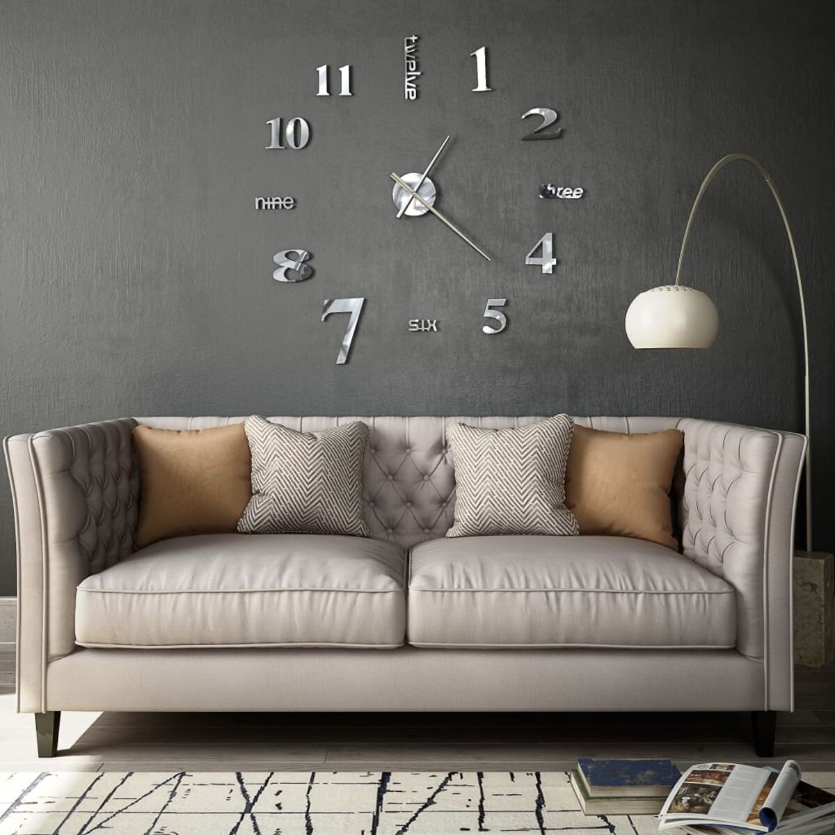 Eine Wanduhr mit silbernen Zahlen über einem Sofa mit zwei braunen Kissen und einer Stehlampe.