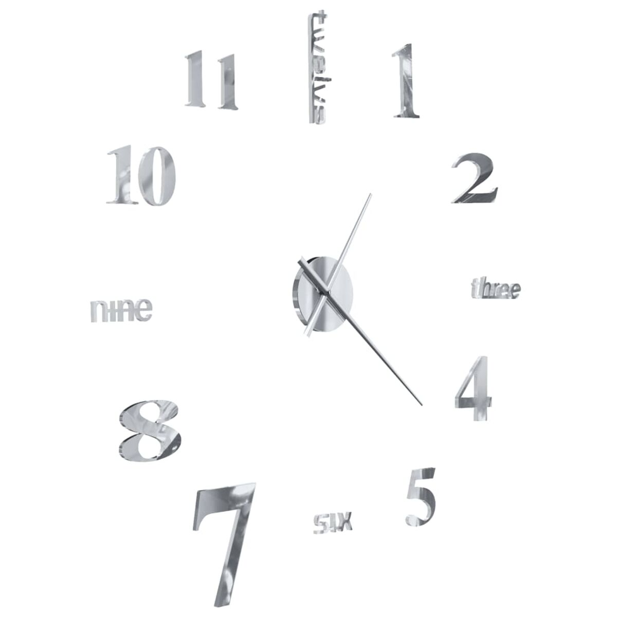 Silberne Wanduhr mit Zahlen. Die Zeit wird durch zwei silberne Zeiger angezeigt. Zahlen sind getrennt.