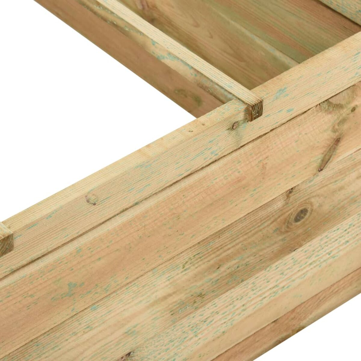 Holzbalken bilden einen Hochbeetrahmen, hellbraun mit grünlichen Bereichen durch Verwitterung.