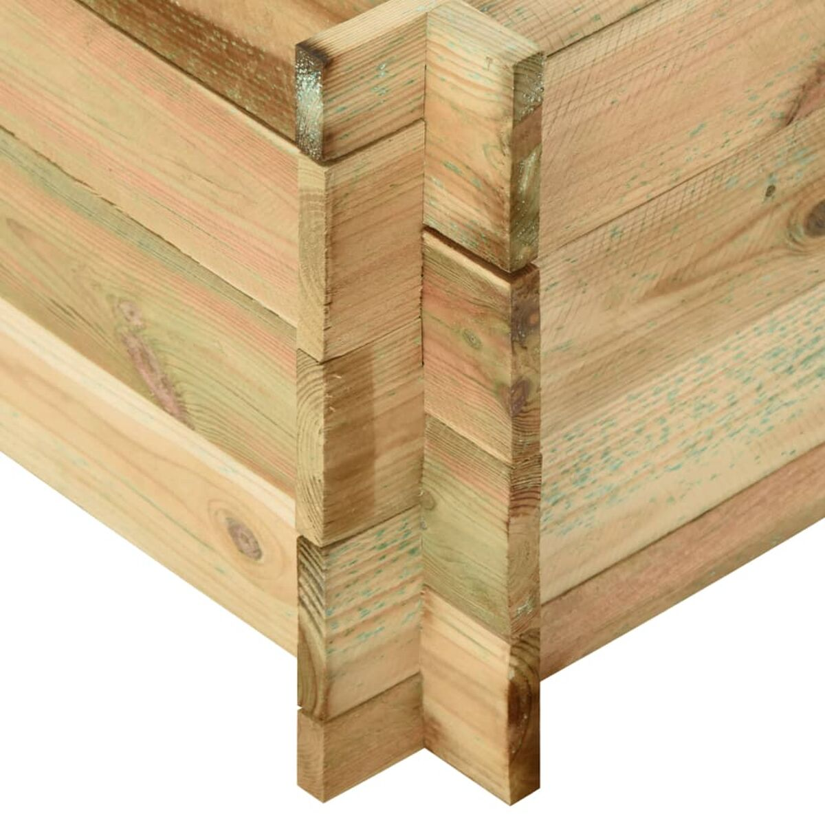 Nahaufnahme einer Holzecke. Ineinandergreifende Balken bilden eine Eckverbindung, auf weißem Hintergrund.