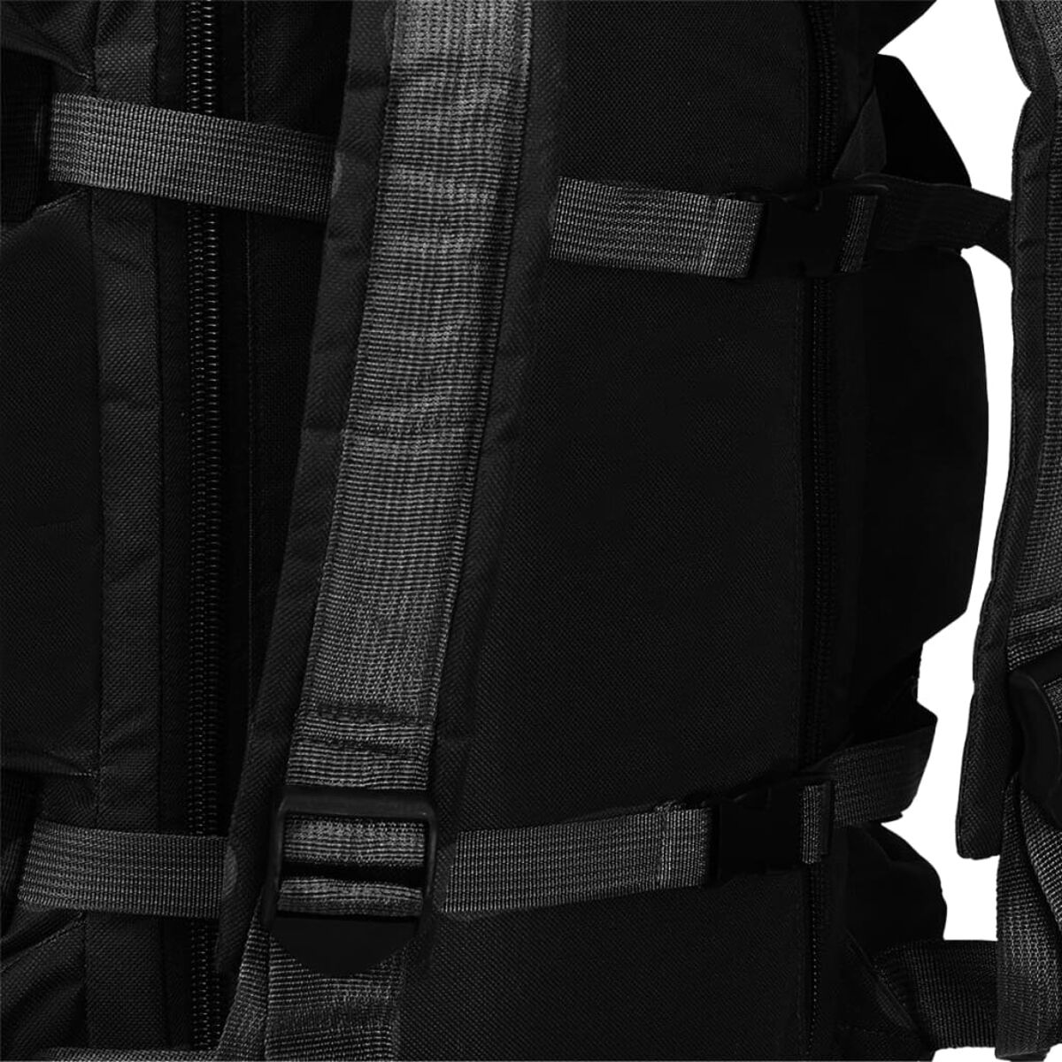 Nahaufnahme der Träger und Schnallen eines schwarzen Rucksacks. Graue Träger und schwarzer Stoff sind sichtbar. Details sind scharf.