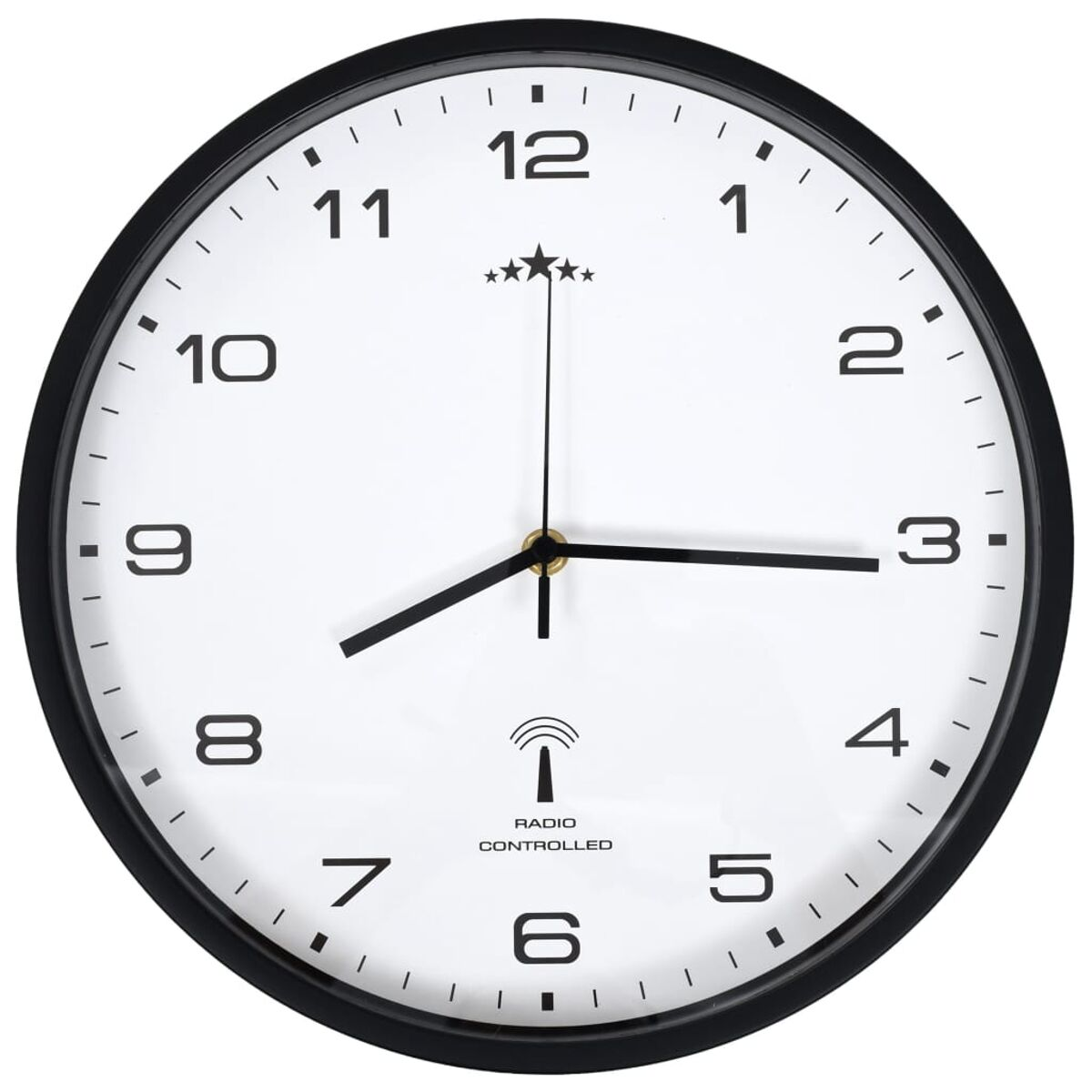 Runde Wanduhr. Schwarzer Rahmen, weißes Zifferblatt, schwarze Ziffern und drei Sterne oben.
