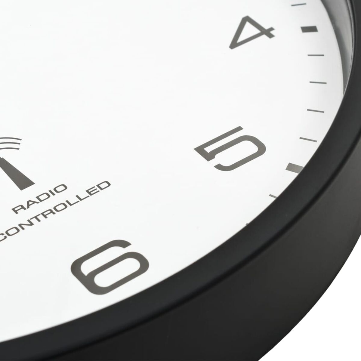 Nahaufnahme einer schwarzen Wanduhr, die 4, 5 und 6 Uhr zeigt, mit weißem Zifferblatt.