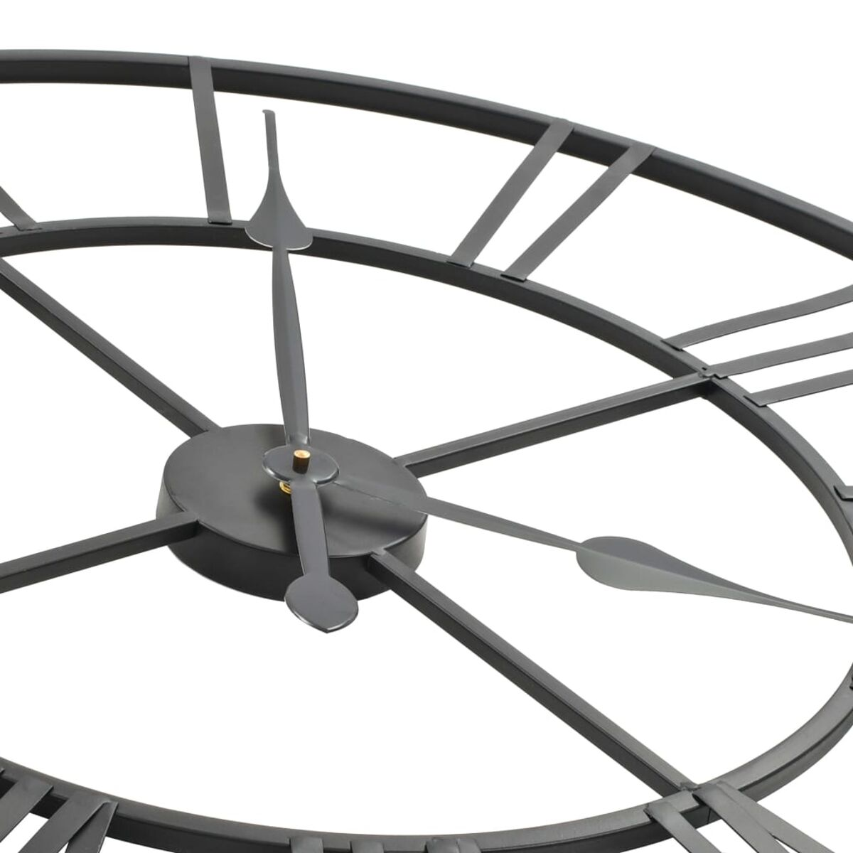 Schwarze Metalluhr mit römischen Ziffern und Zeigern, freigestellt auf Weiß.