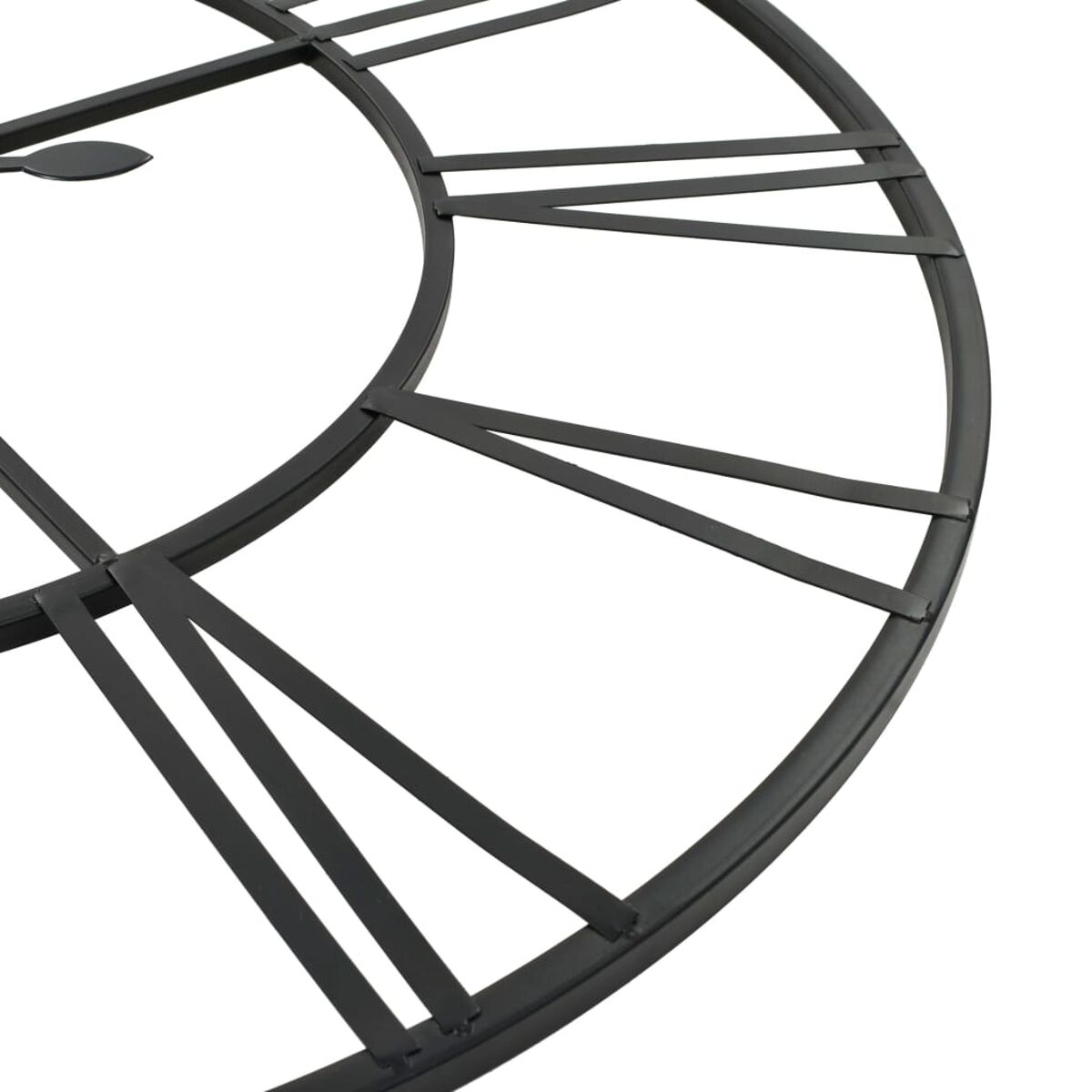 Nahaufnahme einer schwarzen Uhr mit römischen Ziffern. Der Rahmen ist sichtbar, auf weißem Hintergrund.