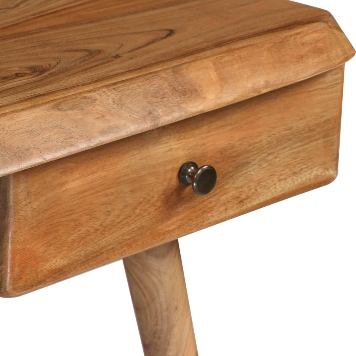 Eine Holzschreibtischschublade mit Griff wird von oben gezeigt.
