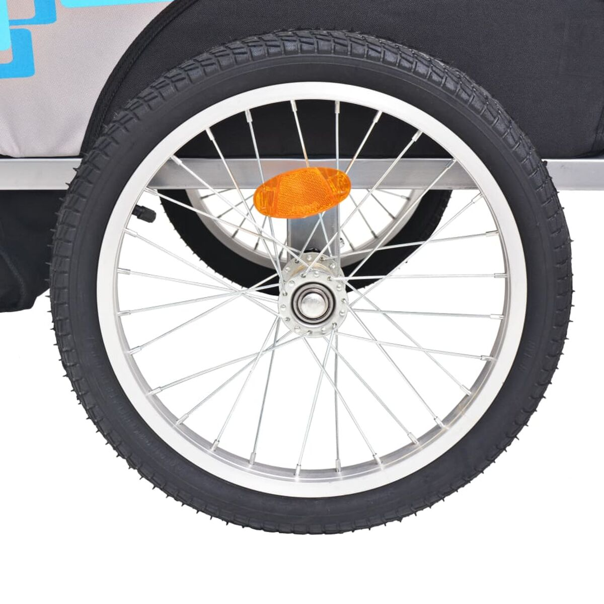 Ein Fahrradanhängerrad. Es hat ein reflektierendes orangefarbenes Element.