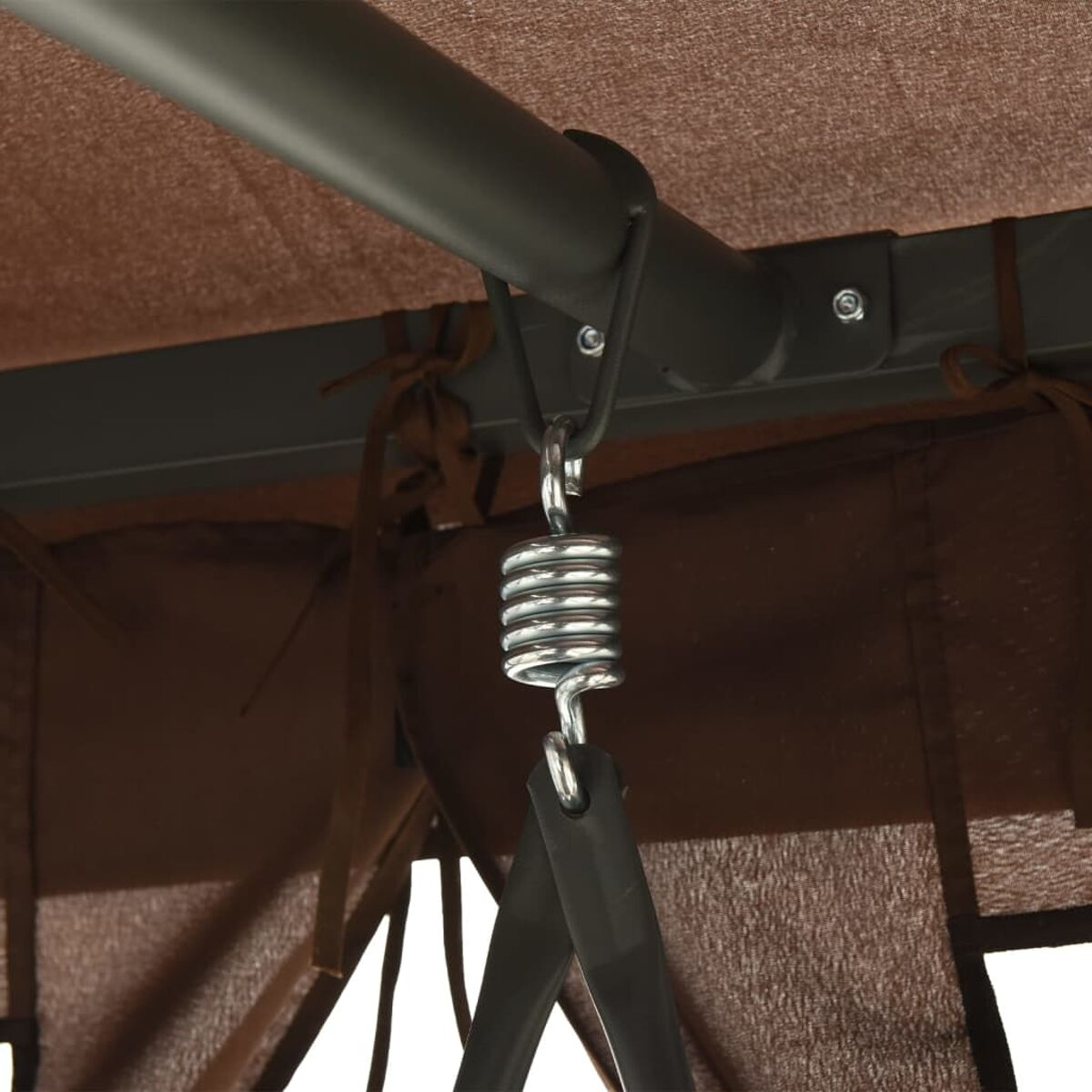 Nahaufnahme des Aufhängemechanismus eines Schaukelsets, einschließlich Feder, Haken und braunem Baldachinstoff.