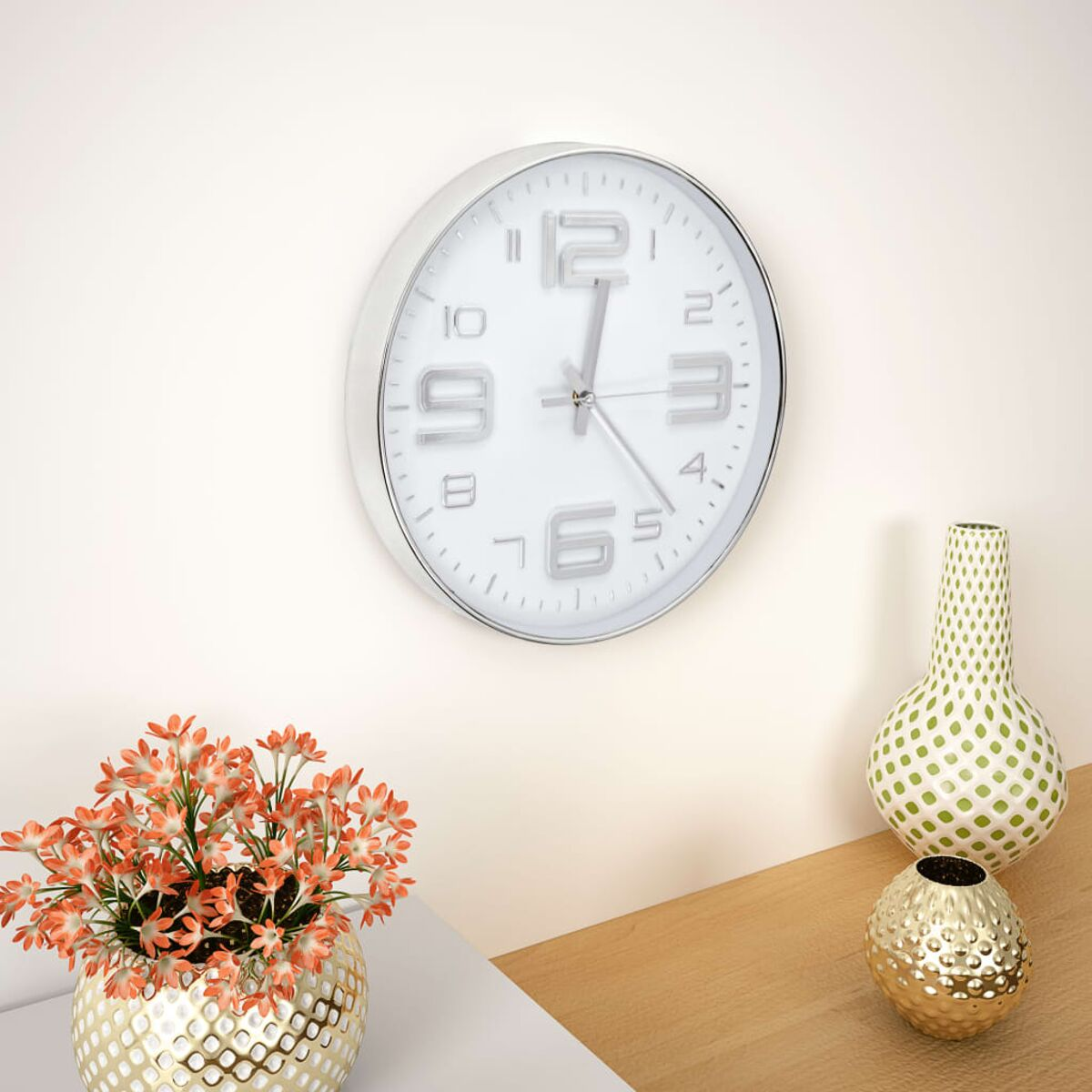 Orologio da parete bianco con cornice argentata, numeri e lancette. Fiori.
