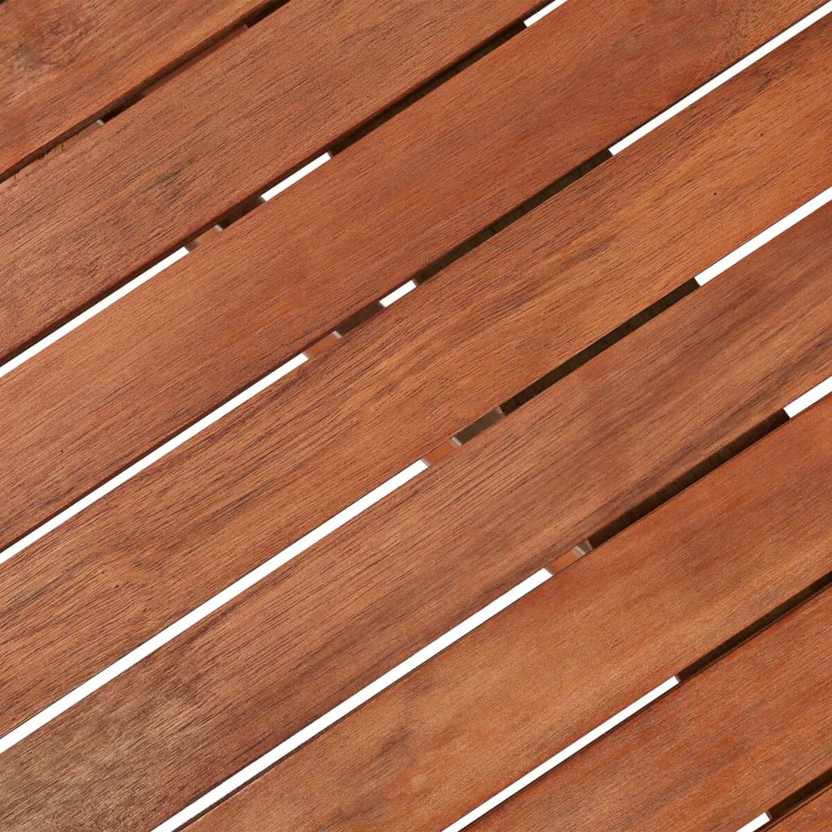 Nahaufnahme von Holzlatten. Braunes Holz, diagonales Muster. Weiße Zwischenräume.