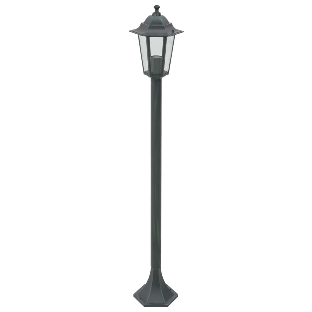 Schwarze Außenlaterne mit einem Gehäuse aus klarem Glas und einem dekorativen Aufsatz.