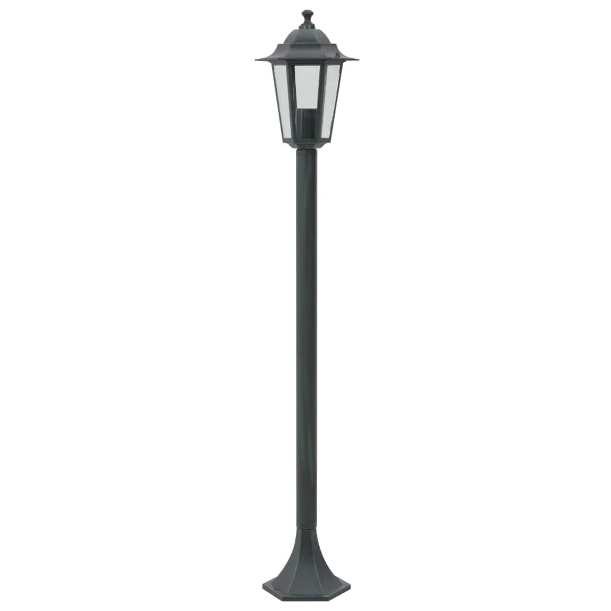 Schwarze Straßenlaterne auf weißem Hintergrund. Klassischer Stil mit Glasschirm.