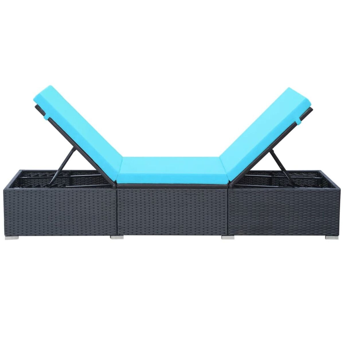 Eine schwarze und graue Rattan-Chaiselongue für draußen mit blauem Kissen, V-förmig aufgestellt.