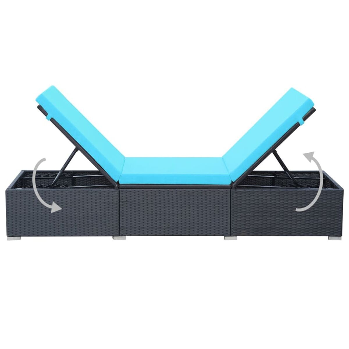 Eine dreiteilige Outdoor-Chaiselongue mit blauen Kissen und einem dunklen Korbgewebe, in offener Position.