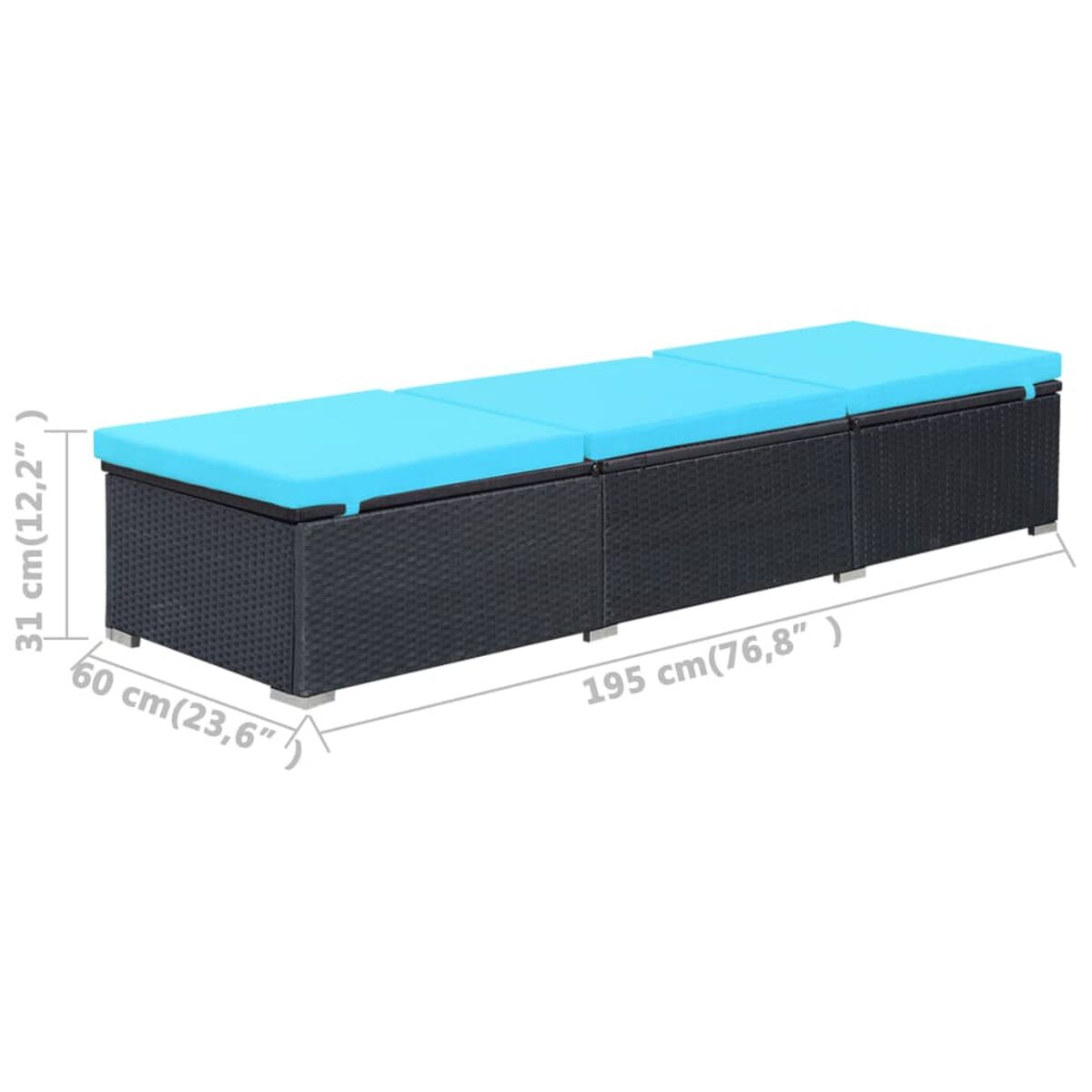Ein dreiteiliges Outdoor-Sofa aus schwarzem Korbgeflecht. Die Kissen sind blau.