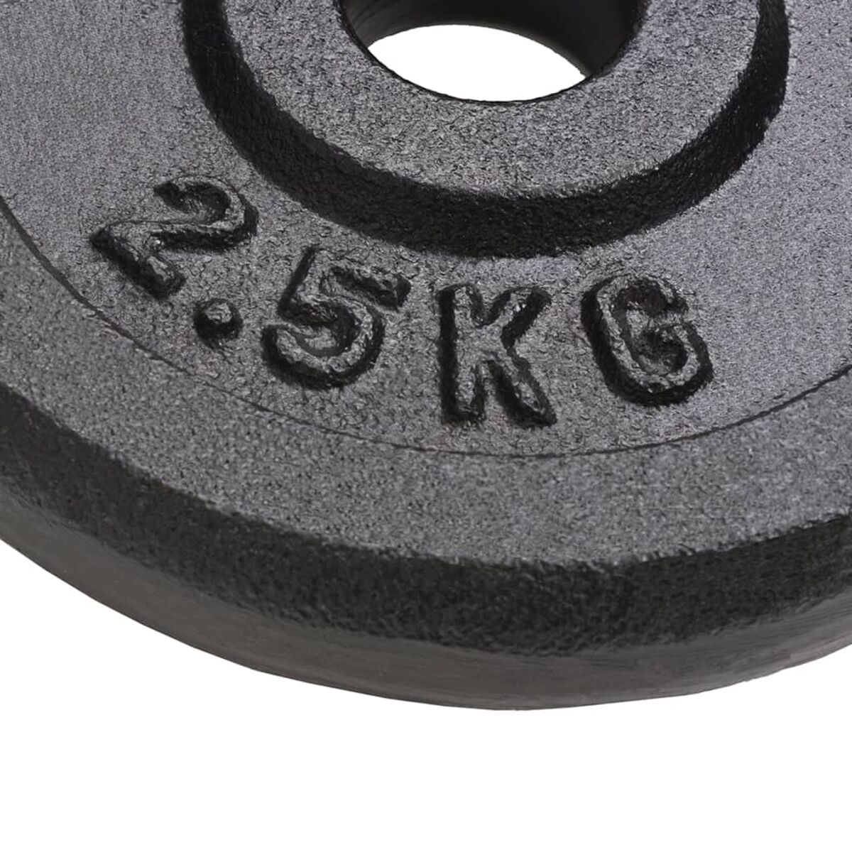 Eine schwarze Gewichtsplatte mit den eingeprägten Zahlen 2,5 KG.
