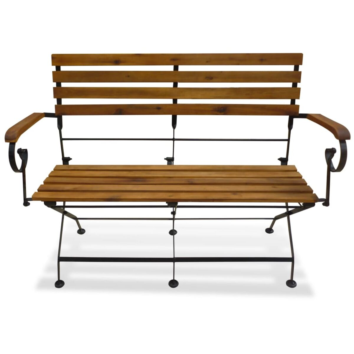 Eine Holzbank mit schwarzen Metallbeinen und Armlehnen. Es hat horizontale Lamellen.