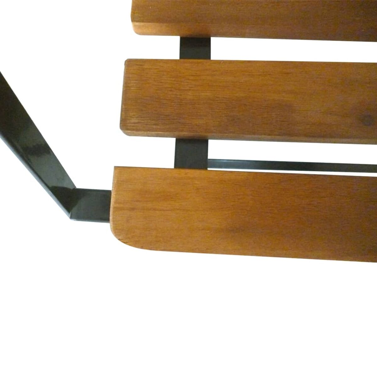Nahaufnahme eines Holzstuhls mit dunklen Metallstützen.