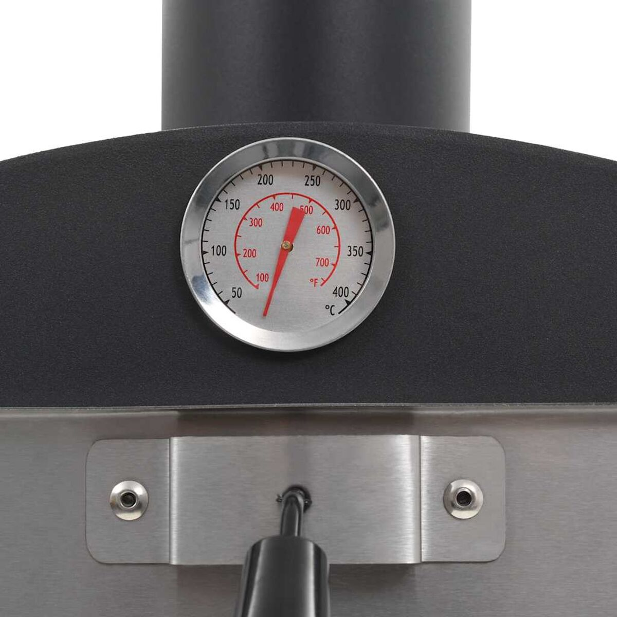 Primo piano del termometro di un forno per pizza. L'ago indica un'alta temperatura, circa 450 gradi.