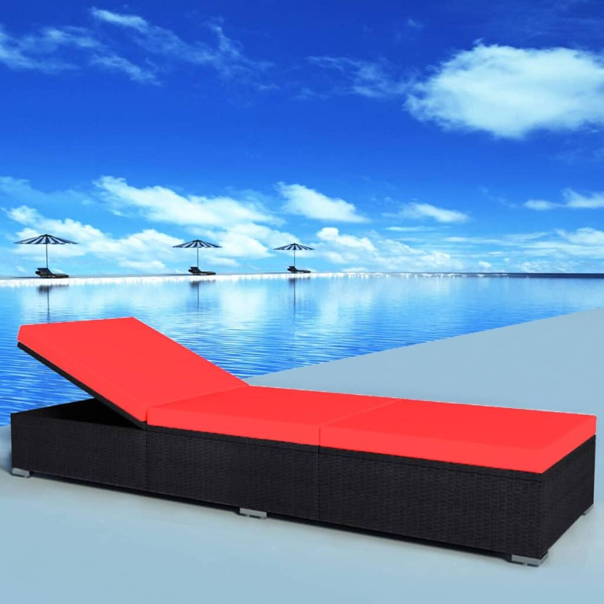 Szene im Freien mit schwarzem und rotem Liegestuhl. Blauer Himmel und Infinity-Pool mit Sonnenschirmen im Hintergrund.