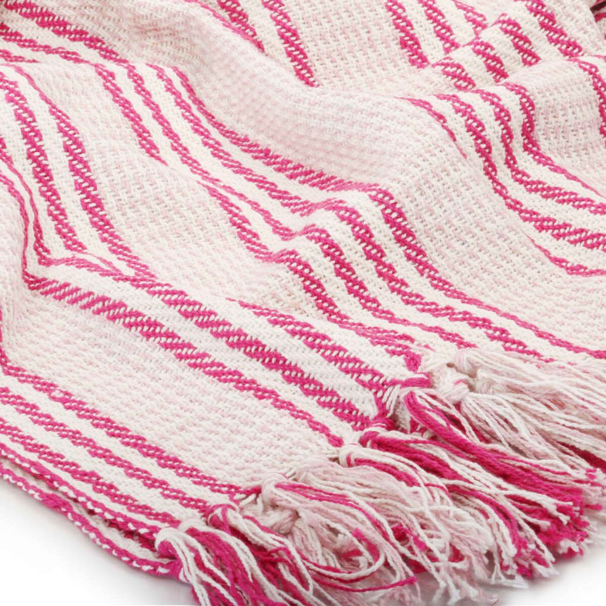 Weiß-rosa gestreifte Decke mit Fransen. Die Streifen sind horizontal und unregelmäßig.